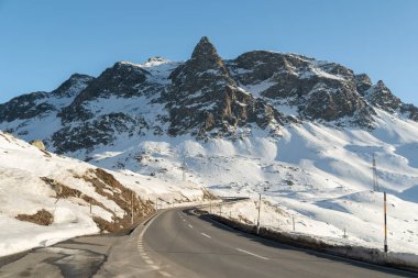 Julier Geçidi, İsviçre. 21 Şubat 2023. Alp Kış Harikalar Diyarı. Güneşli bir günde Julier Geçidi 'nin tepesinde.