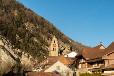 Interlaken, İsviçre, 10 Şubat 2023 Eski kasabadaki tarihi ıslah edilmiş kilisenin kulesi