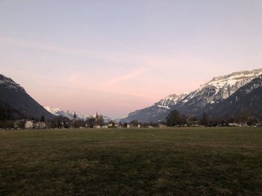 Interlaken, İsviçre, 11 Şubat 2023 Akşam şehir merkezindeki yeşil park meydanına bakın