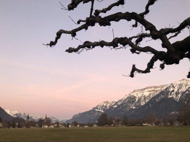 Interlaken, İsviçre, 11 Şubat 2023 Akşam şehir merkezindeki yeşil park meydanına bakın