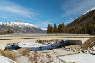 Saint Moritz bölgesi, İsviçre, 21 Şubat 2023 Güneşli bir günde Alp manzaralı