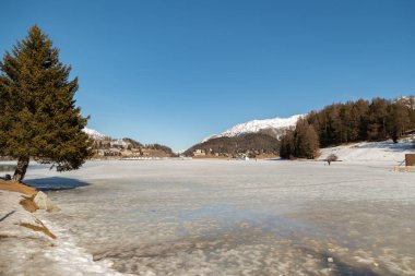 Saint Moritz, İsviçre, 21 Şubat 2023 Saint Moritz Donmuş Gölü ve güneşli bir günde muhteşem bir alp manzarası.