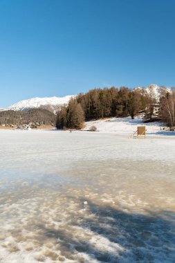 Saint Moritz, İsviçre, 21 Şubat 2023 Saint Moritz Donmuş Gölü ve güneşli bir günde muhteşem bir alp manzarası.