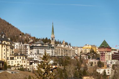 Saint Moritz, İsviçre, 21 Şubat 2023 Panoramik manzara şehir merkezinde fantastik bir dağ manzarası ile