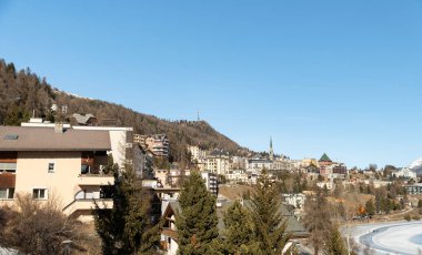 Saint Moritz, İsviçre, 21 Şubat 2023 Panoramik manzara şehir merkezinde fantastik bir dağ manzarası ile