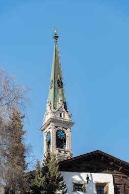 Saint Moritz, İsviçre, 21 Şubat 2023 Şehir merkezindeki tarihi ıslah kilisesinin kulesi.
