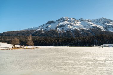Saint Moritz, İsviçre, 21 Şubat 2023 Saint Moritz Donmuş Gölü ve güneşli bir günde muhteşem bir alp manzarası.
