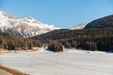 Saint Moritz, İsviçre, 21 Şubat 2023 Saint Moritz Donmuş Gölü ve güneşli bir günde muhteşem bir alp manzarası.