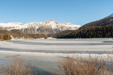Saint Moritz, İsviçre, 21 Şubat 2023 Saint Moritz Donmuş Gölü ve güneşli bir günde muhteşem bir alp manzarası.