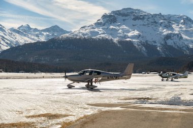 Samedan, İsviçre, 21 Şubat 2023 Cirrus SR22T pervaneli uçak sahaya park ediyor.