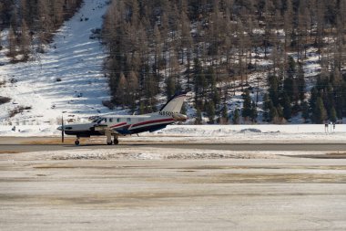 Samedan, İsviçre, 21 Şubat 2023 Socata TBM-850 pervaneli uçak konumuna doğru ilerliyor.