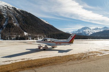 Samedan, İsviçre, 21 Şubat 2023 Piper PA-28-181 Archer II sahaya park ediyor.