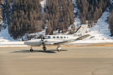 Samedan, İsviçre, 21 Şubat 2023 Cessna 425 Fetih çok motorlu pervane uçağı konumuna doğru ilerliyor.