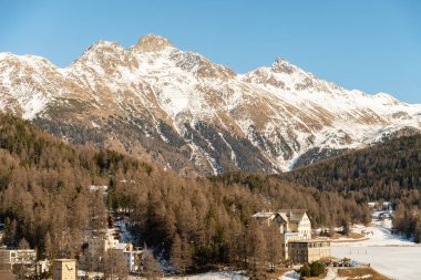 Saint Moritz, İsviçre, 21 Şubat 2023 Panoramik manzara şehir merkezinde fantastik bir dağ manzarası ile
