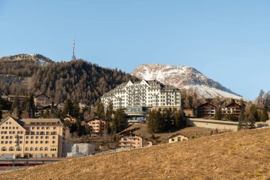 Saint Moritz, İsviçre, 21 Şubat 2023 Panoramik manzara şehir merkezinde fantastik bir dağ manzarası ile