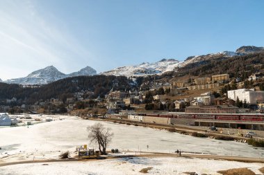 Saint Moritz, İsviçre, 21 Şubat 2023 Panoramik manzara şehir merkezinde fantastik bir dağ manzarası ile