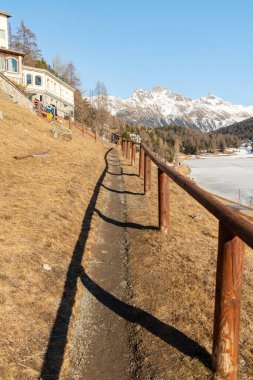Saint Moritz, İsviçre, 21 Şubat 2023 Güneşli bir günde donmuş gölün kıyısında harikalar diyarı