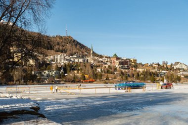 Saint Moritz, İsviçre, 21 Şubat 2023 Saint Moritz Donmuş Gölü ve güneşli bir günde muhteşem bir alp manzarası.