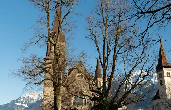 2023年2月10日スイスのインターラーケン市内中心部にある歴史ある古いカトリック教会 — ストック写真