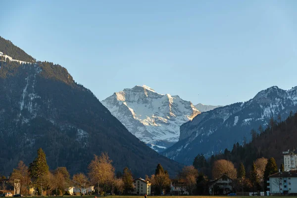 Interlaken Zwitserland Februari 2023 Uitzicht Een Groen Park Een Fantastisch — Stockfoto