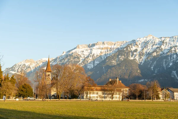 スイスのインターラーケン2023年2月10日緑の公園と市内中心部の素晴らしい山のパノラマをご覧ください — ストック写真