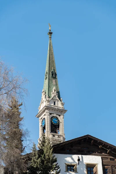 Saint Moritz Szwajcaria Lutego 2023 Wieża Zabytkowego Zreformowanego Kościoła Centrum — Zdjęcie stockowe
