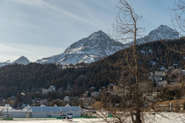 Saint Moritz, İsviçre, 21 Şubat 2023 Güneşli bir günde donmuş gölün kıyısında harikalar diyarı