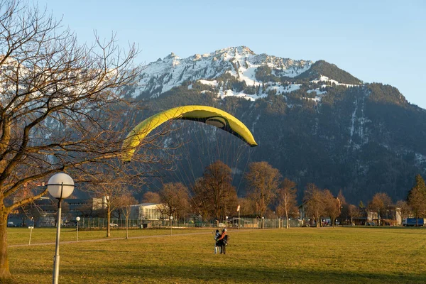 Interlaken Sviçre Şubat 2023 Paraşütü Şehir Merkezindeki Yeşil Alana Iniyor — Stok fotoğraf