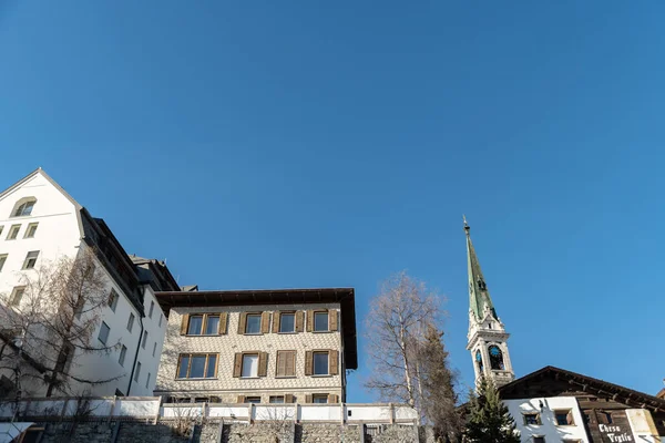 2023年2月21日 瑞士圣莫里茨 一个阳光灿烂的日子里 市中心的现代建筑和风景 — 图库照片