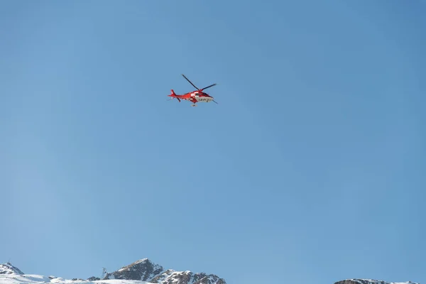 Saint Moritz Suíça Fevereiro 2023 Helicóptero Ambulância Aérea Rega Céu — Fotografia de Stock