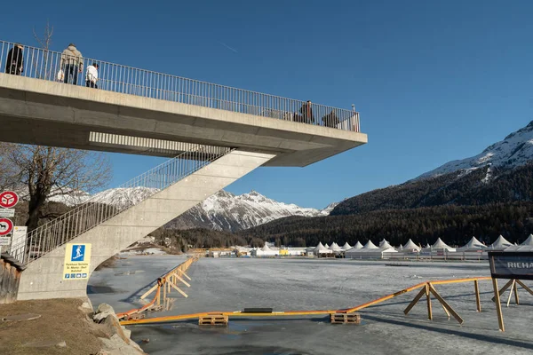 Saint Moritz, İsviçre, 21 Şubat 2023 turistler için güneşli bir günde donmuş gölün üzerinde nokta koymak için platform