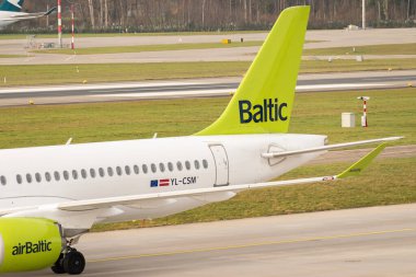 Zürih, İsviçre, 2 Ocak 2023 Hava Baltık Bombacısı CS-300 veya Airbus A220 uçakları kapıya doğru ilerliyor.