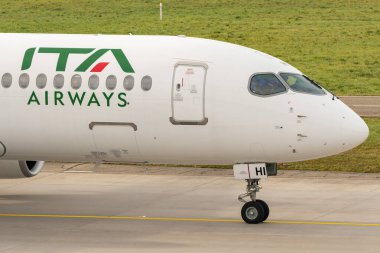 Zürih, İsviçre, 2 Ocak 2023 ITA Airways Bombardıman uçağı CS-300 veya Airbus A220 uçağı kalkış konumuna geçiyor.