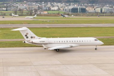 Zürih, İsviçre, 2 Ocak 2023 Bombacı Global 6000 ticari uçağı kalkış konumuna geçiyor.