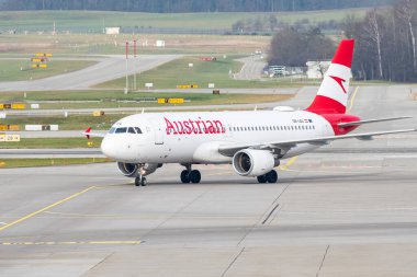 Zürih, İsviçre, 2 Ocak 2023 Avusturya Hava Yolları A320-214 sefer sayılı uçaklar kapıya yanaşıyor.