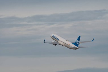 Zürih, İsviçre, 2 Ocak 2023 Air Europa Boeing 737-85P uçak kalkış pisti 28.