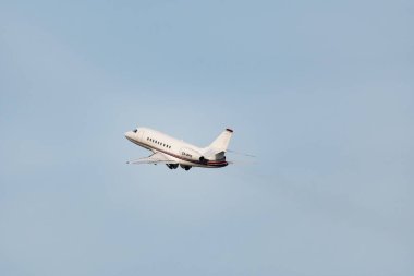 Zürih, İsviçre, 2 Ocak 2023 Dessault Falcon 2000EX iş uçağı kalkış pisti 28