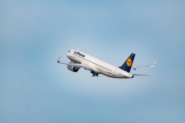 Zürih, İsviçre, 2 Ocak 2023 Lufthansa Airbus A320-271N Neo uçağı kalkış pisti 28.