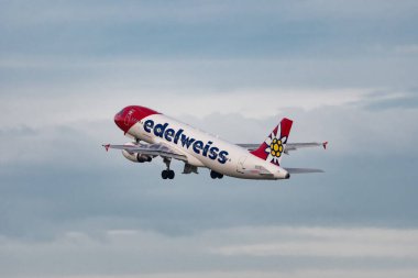 Zürih, İsviçre, 2 Ocak 2023 Edelweiss Airbus A320-214, 28 numaralı pistten kalkıyor.