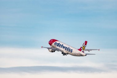 Zürih, İsviçre, 2 Ocak 2023 Edelweiss Airbus A320-214 kalkış pisti 28.