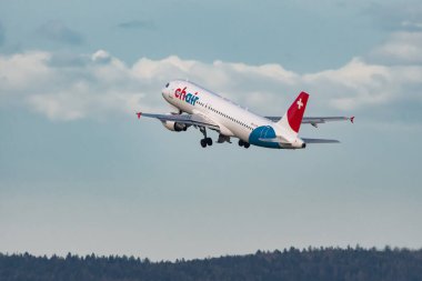 Zürih, İsviçre, 2 Ocak 2023 Chair Airbus A320-214 sefer sayılı uçak kalkıyor.