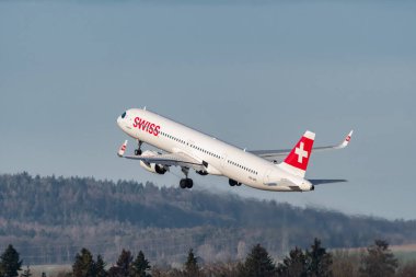 Zürih, İsviçre, 2 Ocak 2023 İsviçre uluslararası havayolları Airbus A321-271 NX Neo uçağı kalkış pisti 28.