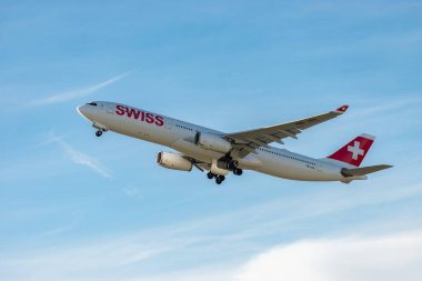 Zürih, İsviçre, 2 Ocak 2023 İsviçre uluslararası havayolları Airbus A330-343 uçak kalkıyor.