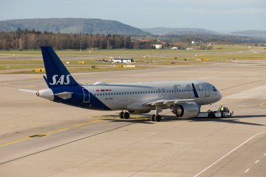 Zürih, İsviçre, 2 Ocak 2023 SAS İskandinav havayolları Airbus A320-251N uçakları kapıdan itildi