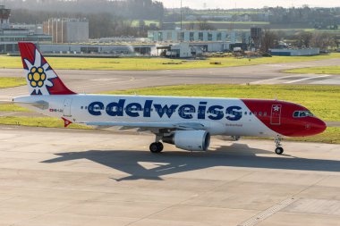 Zürih, İsviçre, 2 Ocak 2023 Edelweiss Airbus A320-214 uçağı konumuna doğru ilerliyor.