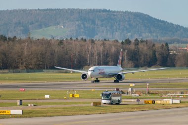 Zürih, İsviçre, 2 Ocak 2023 İsviçre uluslararası havayolları Boeing 777-300ER uçağı 16 numaralı pistten kalkıyor.