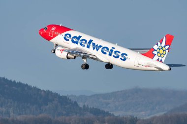 Zürih, İsviçre, 2 Ocak 2023 Edelweiss Airbus A320-214 numaralı uçak 28 numaralı pistten kalkıyor.