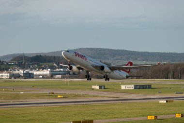 Zürih, İsviçre, 2 Ocak 2023 İsviçre uluslararası havayolları Airbus A330-343 uçak kalkıyor.