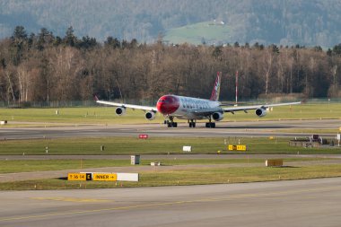 Zürih, İsviçre, 2 Ocak 2023 Edelweiss Airbus A340-313X uçağı kalkıyor.