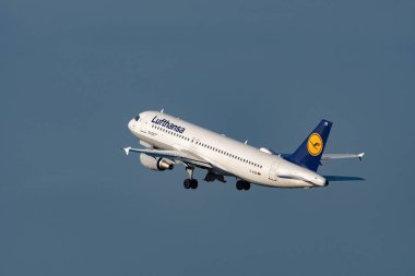 Zürih, İsviçre, 2 Ocak 2023 Lufthansa Airbus A320-214 kalkış pisti 28.